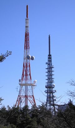 TSSアナログアンテナ塔と地デジアンテナ塔